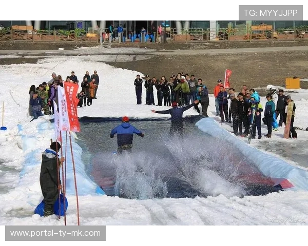 湖南冬泳公开赛500名选手沅水争锋，“不老松组”81岁选手挑战严寒。
