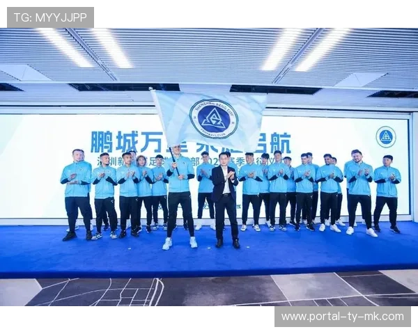 深圳新鹏城球迷拉TIFO致敬廖力生 深圳新鹏城球迷拉TIFO致敬廖力生